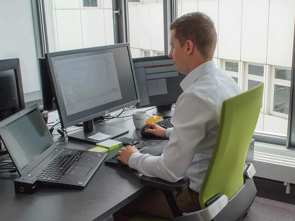 Entwickler Patrick an seinem Arbeitsplatz Entwickler Patrick an seinem Arbeitsplatz
