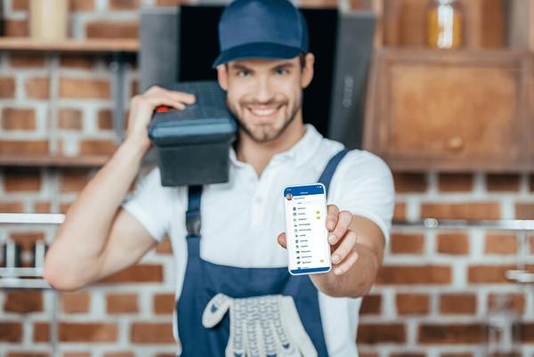 Handwerker zeigt TAIFUN App